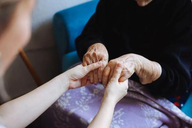 未婚夫离世 女子照顾准公婆20多年 情义获认可共担监护责