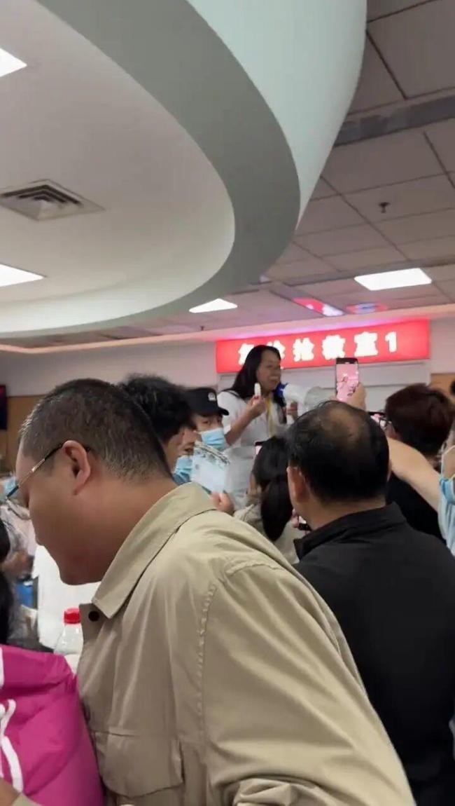 山西太原咳嗽患者排队就诊 雷暴哮喘突增