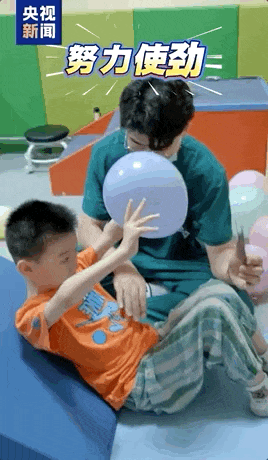 全网牵挂的小石头上学啦！还有专属停车位