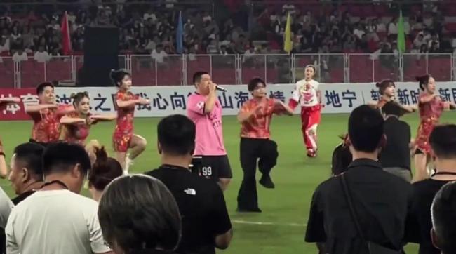 爆笑全场！东北明星足球赛：刘能赵四对决抱摔 宋小宝风骚跑位 赵家班整活太会玩