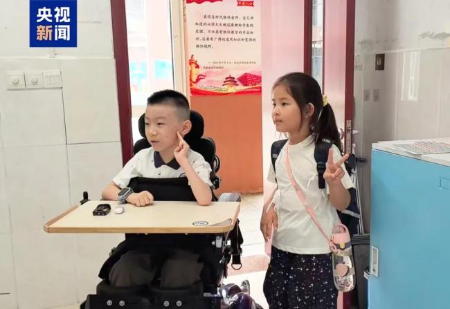全网牵挂的小石头上学啦！还有专属停车位