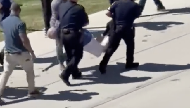 特朗普盟友遇害前目击者疑拍到嫌犯 屋顶枪手身影浮现