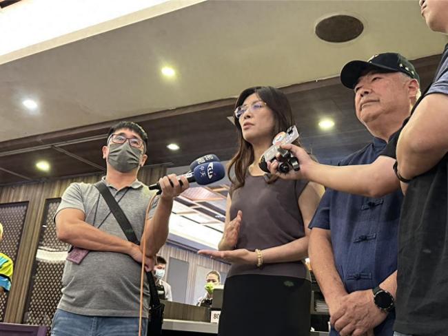 鄭麗文選國(guó)民黨主席獲得軍系支持，季麟連贊“復(fù)興女俠” 軍校校友總會(huì)一致決議支持