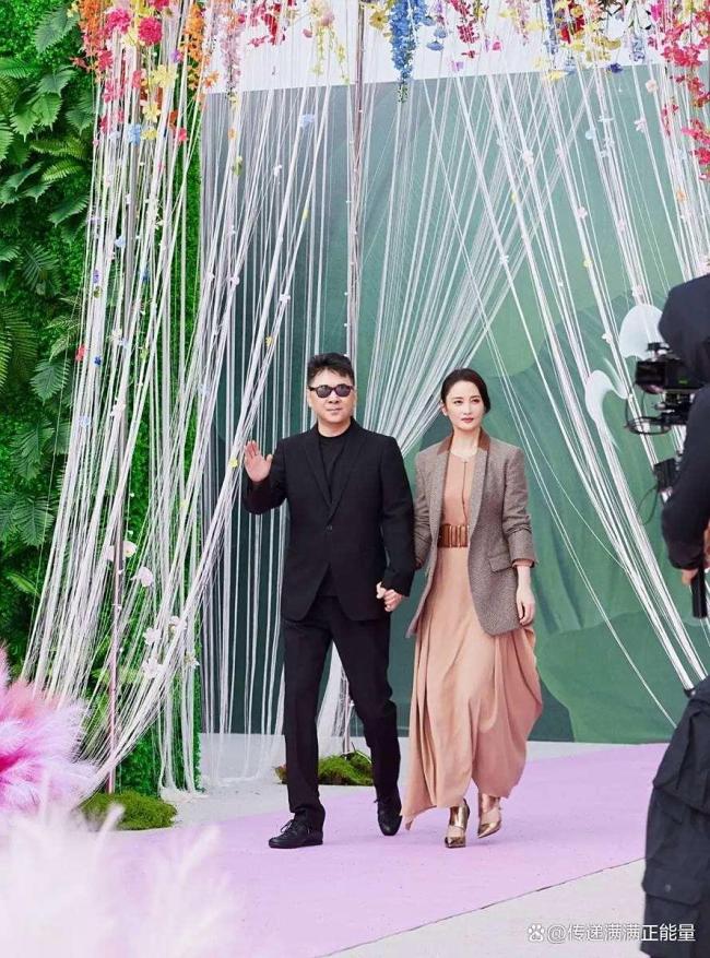 真夫妻牵手走红毯就是好嗑 真实感情获赞