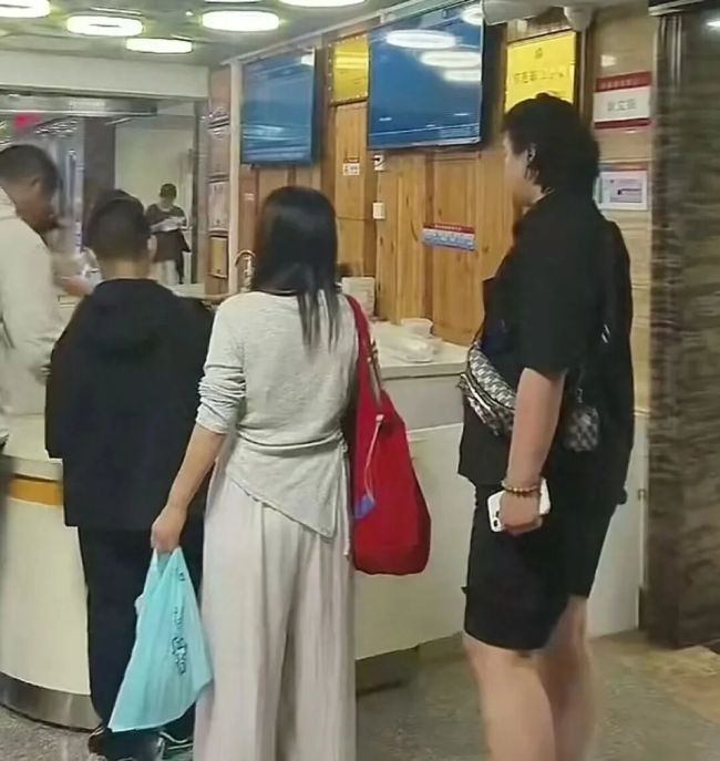 一场雷暴,400多人挤爆医院急诊科！雷雨天后要关窗