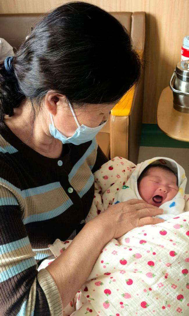 爷爷堵门口给孙女塞零花钱 隔辈亲的温暖传递