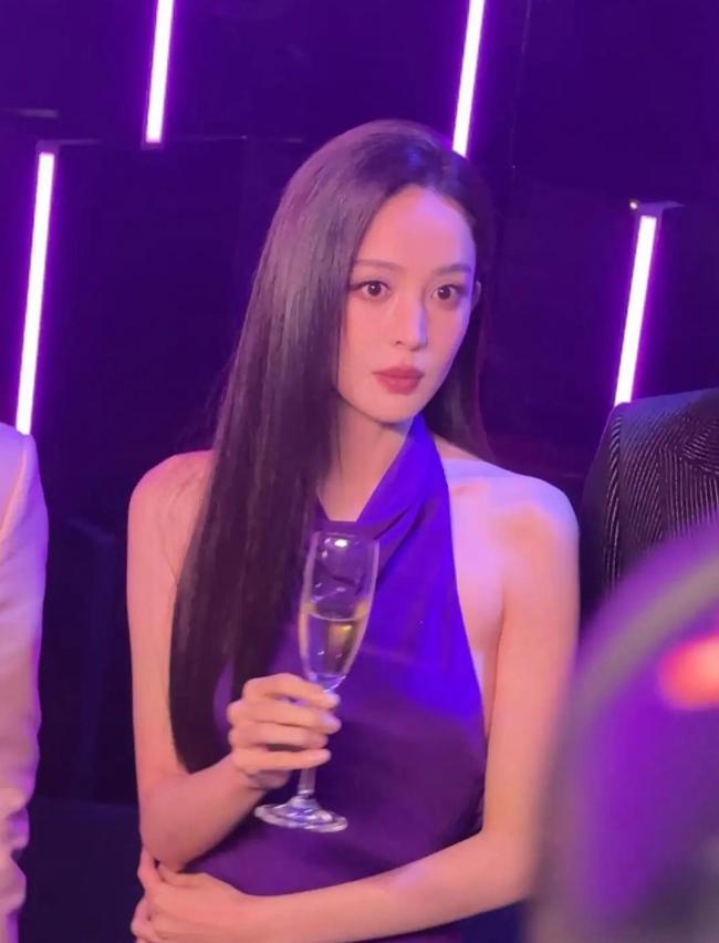 古力娜扎紫色挂脖长裙造型