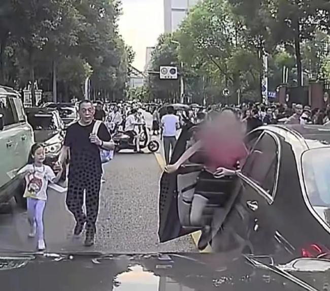 女司机开奔驰接娃停路中间致大堵车 路人看不下去了