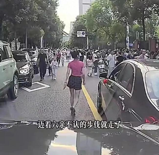女司机开奔驰接娃停路中间致大堵车 路人看不下去了