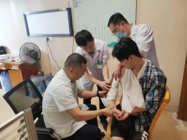 “咔”的咔yabo官网网页版一声男子掰手腕把肱骨掰骨折了