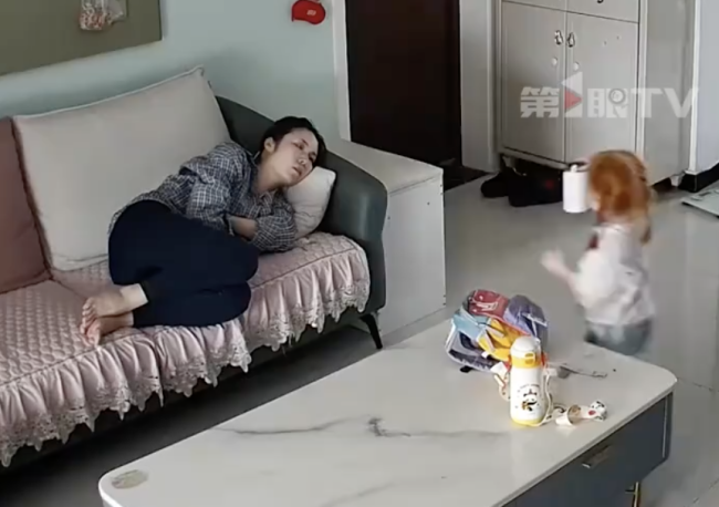 单亲妈妈被白化病女儿照顾泣不成声