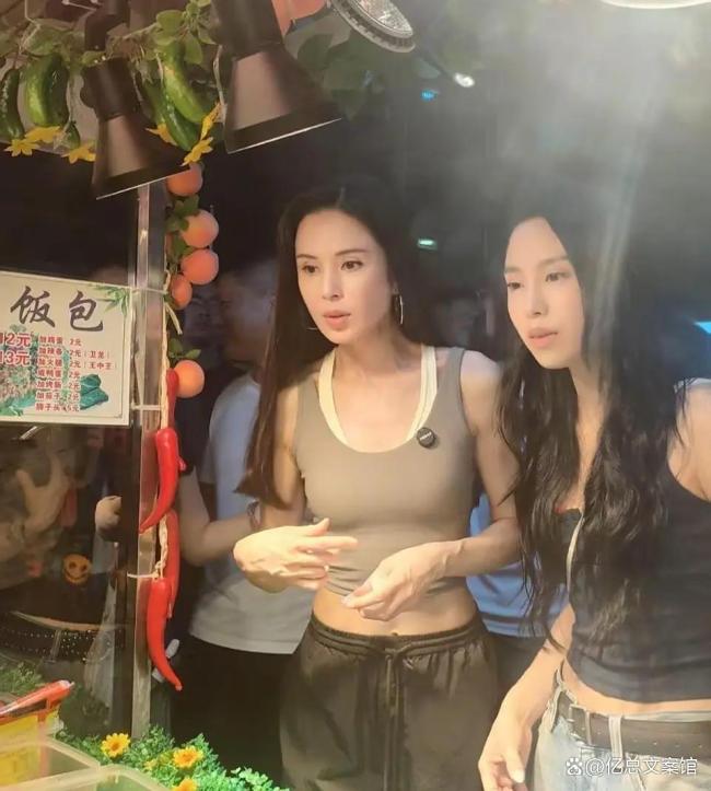 网友长沙夜市偶遇李若彤 冻龄女神的“吃货”觉醒