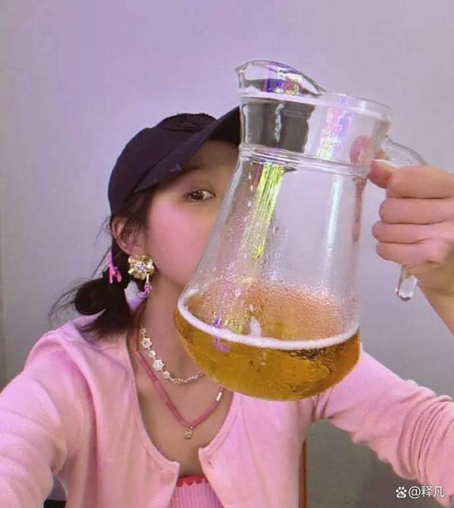 『关晓彤』半夜喝酒发朋友圈 虚构梗引发热议