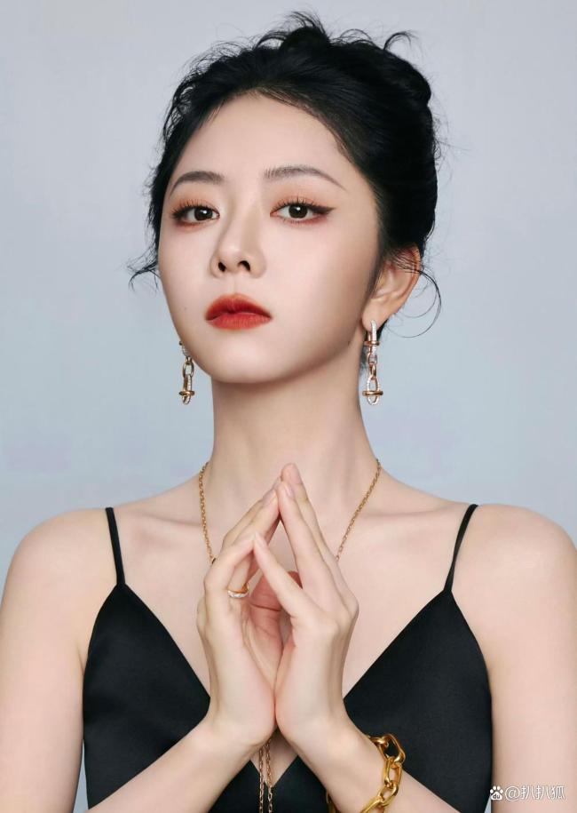 谭松韵李晨现身金熊猫盛典 谭松韵惊艳蜕变引发热议
