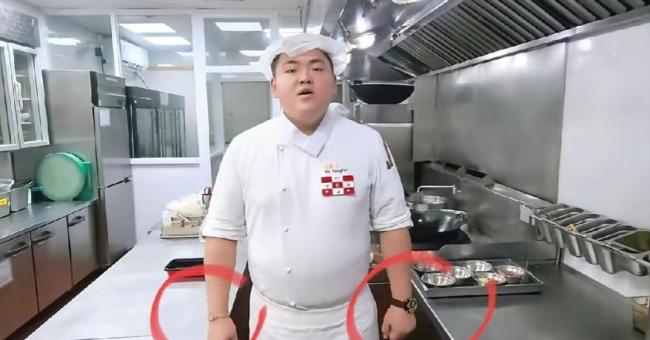 西貝廚師長戴手表和手鏈下廚引熱議 后廚規(guī)范遭質(zhì)疑