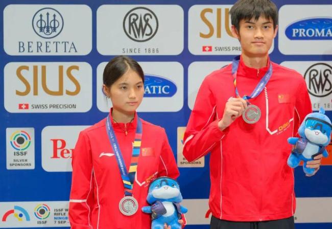 16岁小将彭鑫露打破女子10米气步枪世界纪录 新星闪耀世界杯