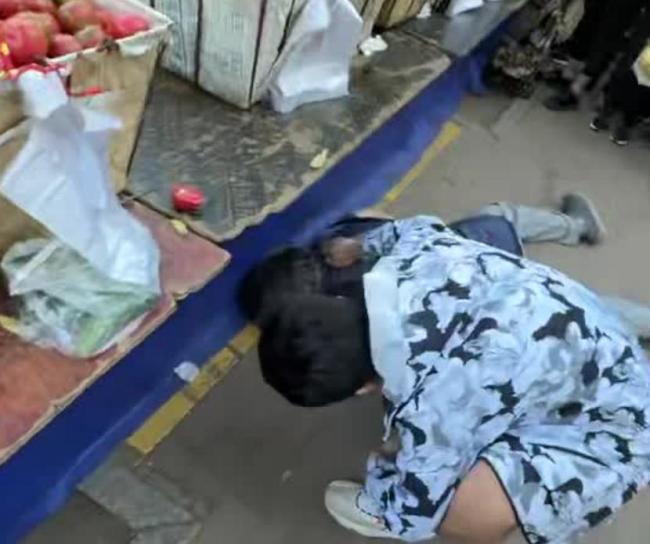 老人突發(fā)疾病 醫(yī)學(xué)生跪地救人 全力施救雖未挽回生命