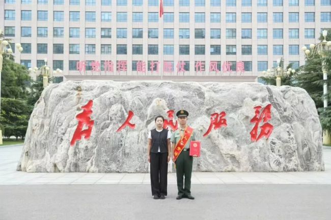 勇救2名落水群众的武警战士，荣立二等功！