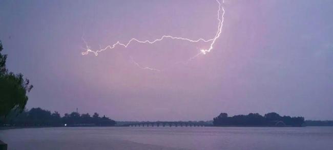 北京满地冰雹像下雪一样 罕见强对流天气