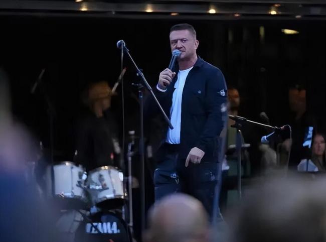 馬斯克“意外現(xiàn)身”力挺倫敦11萬(wàn)人抗議活動(dòng)，聲稱英國(guó)應(yīng)解散議會(huì)、更迭政府，抗議者現(xiàn)場(chǎng)歡呼其名字回應(yīng)，英議員譴責(zé)