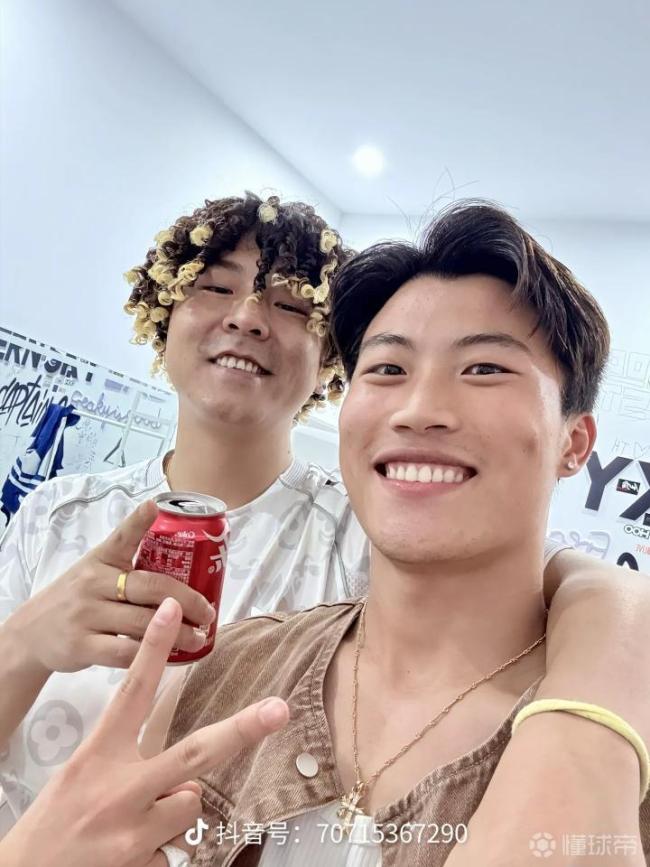 泰山中场谢文能看rapper华云龙演出 首次体验livehouse热情