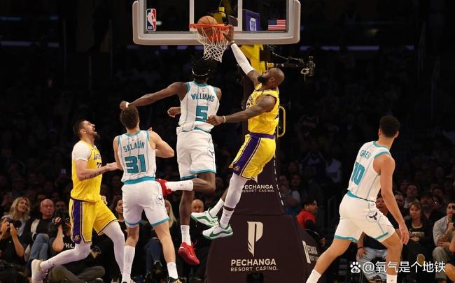 詹姆斯打三角进攻能成历史第一吗