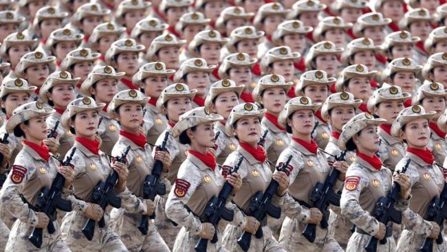 参加九三阅兵女民兵为入伍弟弟送行 家族荣光延续