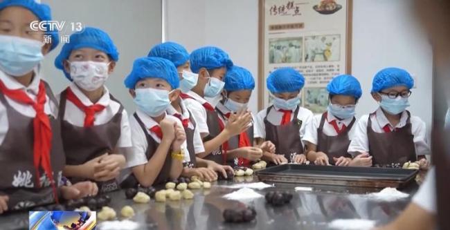 老手艺+新口味 今年你期待哪款月饼 老醋月饼成新宠