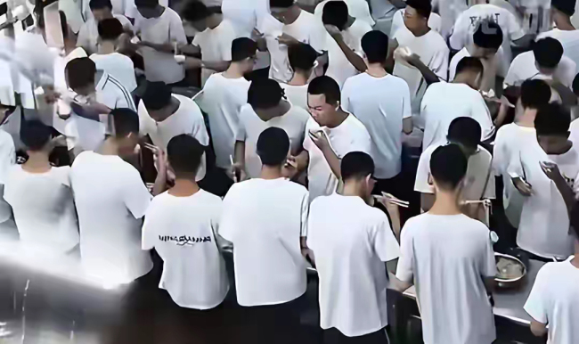 “站着吃饭”是培养吃苦还是制造苦吃 教育细节引反思