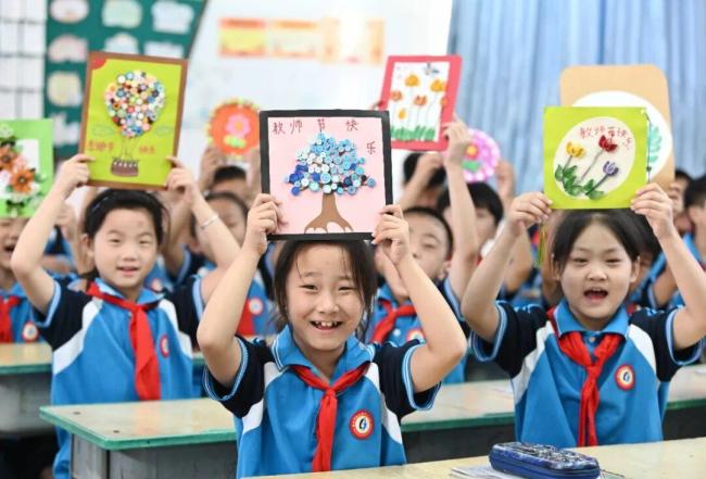 退休老师成了学校争抢的香饽饽 经验丰富的他们再发光