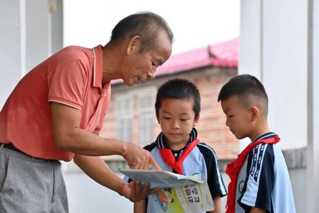 退休老师成了学校争抢的香饽饽 经验丰富的他们再发光