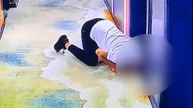 山西一男子深夜趴地偷窥酒店房间 奇葩行为引发热议
