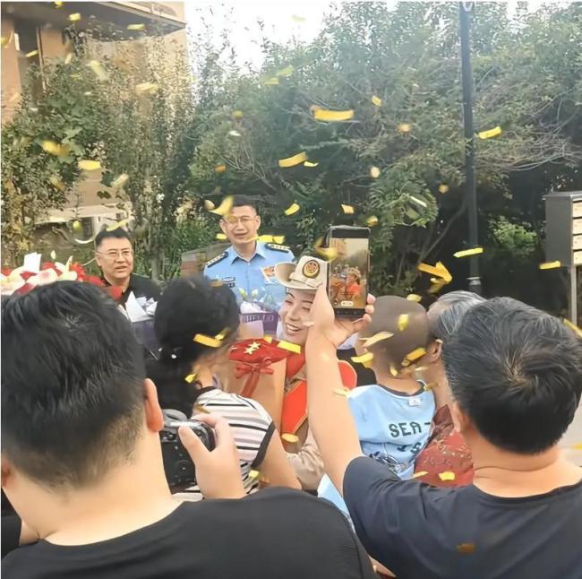 参加九三阅兵女民兵为入伍弟弟送行 家族荣光延续