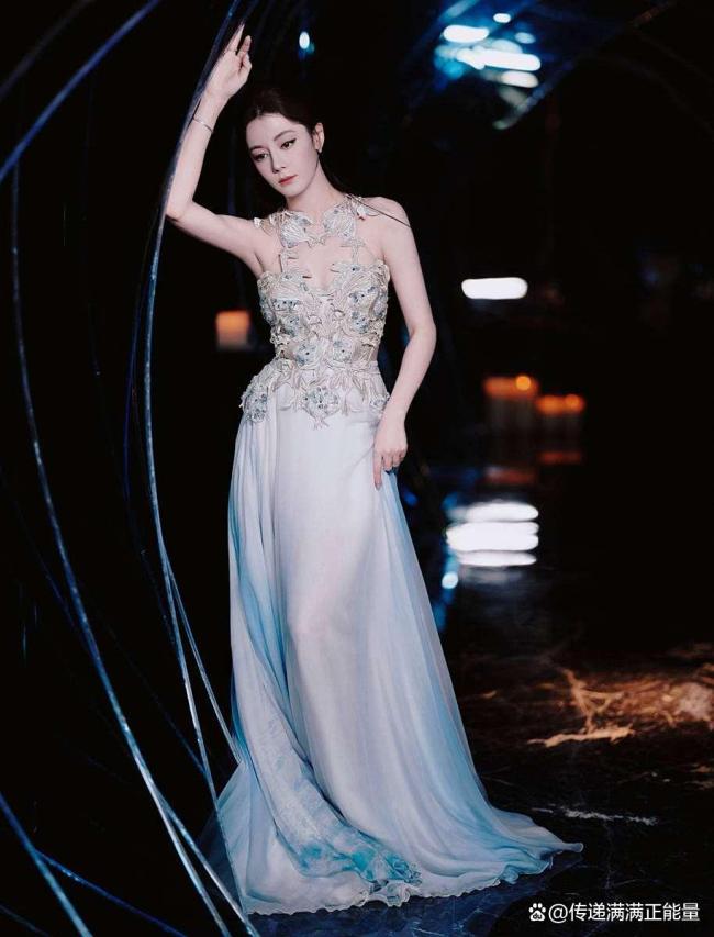 迪丽热巴这是看到美女了