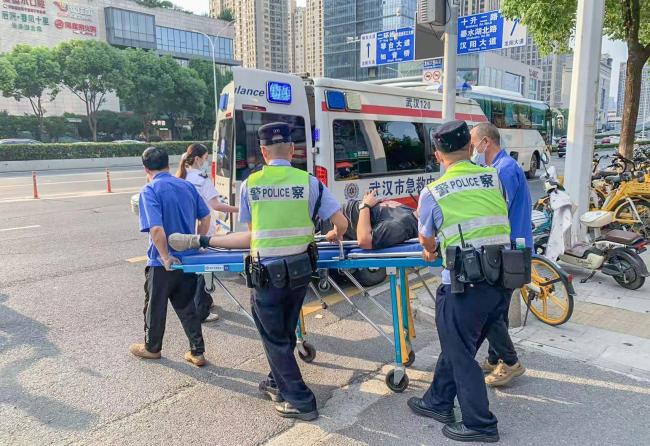 男子身体不适 执法中心协管员救助