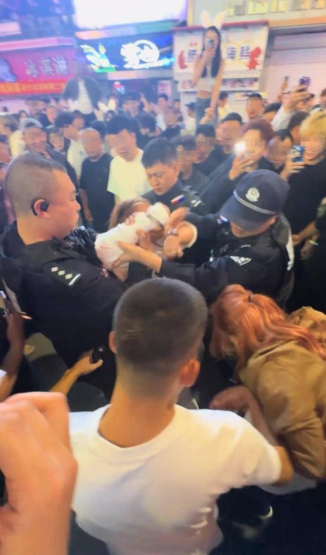 长春两女子闹市被铐走 街头执法引发热议
