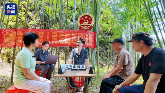 这群人为啥要背着国徽进山？司法服务送上门