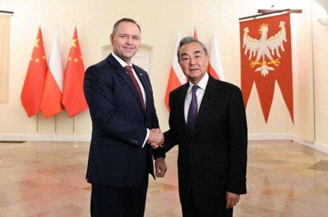 波兰给足了中方面子，顶格礼遇接待王毅外长，承诺让中欧班列畅行