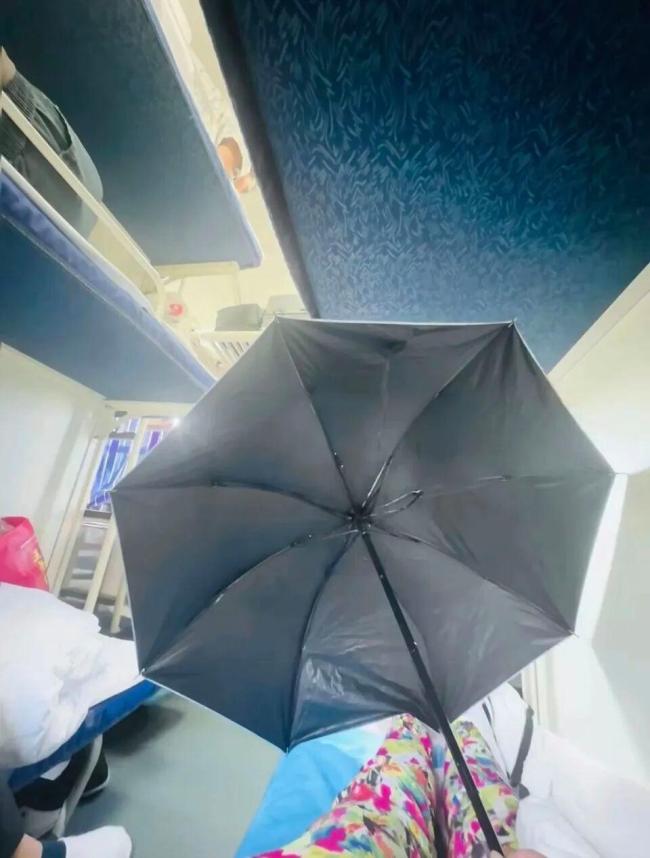 女生火车卧铺打伞遮隐私 12306回应