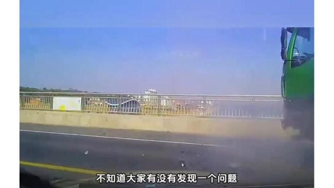 两辆大货车并排行驶其中一辆逆行 如何抉择最安全？