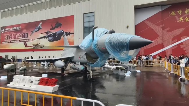 歼10C在长春航空展有独立展位了 与PL-15E同框亮相