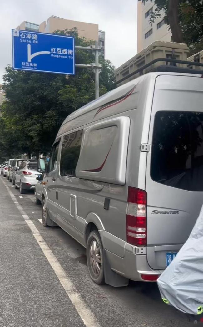 一个男人离开钥匙，要求陌生人体验一百万美元