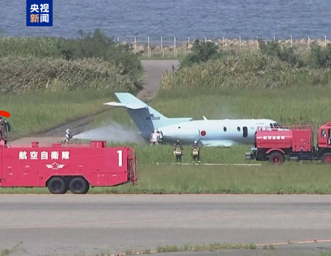 日本航空自卫队一飞机着陆时冲出跑道