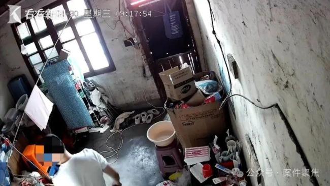 男子潜入邻居家向热水瓶内小便 因对女邻居不满