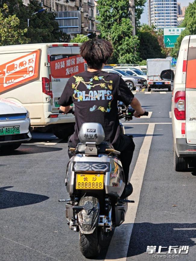 少年用“长沙8888888”车牌上路被罚 伪造号牌惹祸