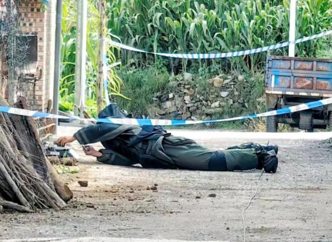山西村民清理垃圾发现13枚手榴弹 成功安全销毁