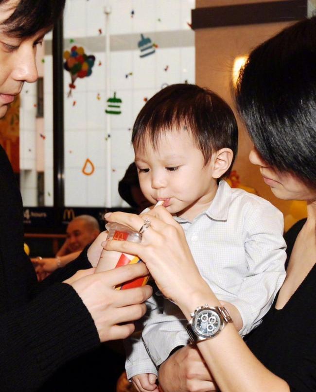 张智霖儿子在《歌手》做暑假工 星二代颜值优势引发关注