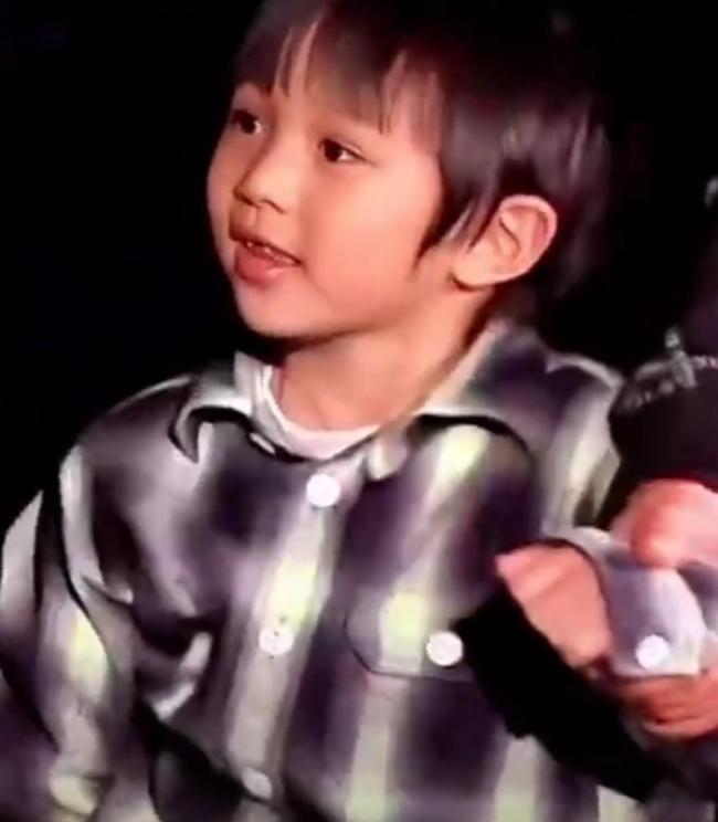 张智霖儿子在《歌手》做暑假工 星二代颜值优势引发关注