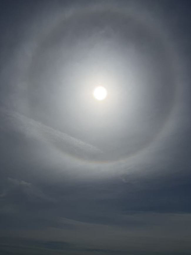 北京今日出现罕见日晕 太阳自带光环 壮丽景象引市民关注