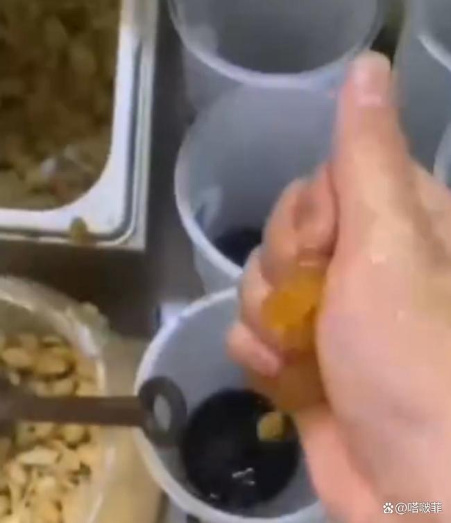 用拖鞋搅奶茶男子应聘时就不对劲 新员工上岗不到一小时